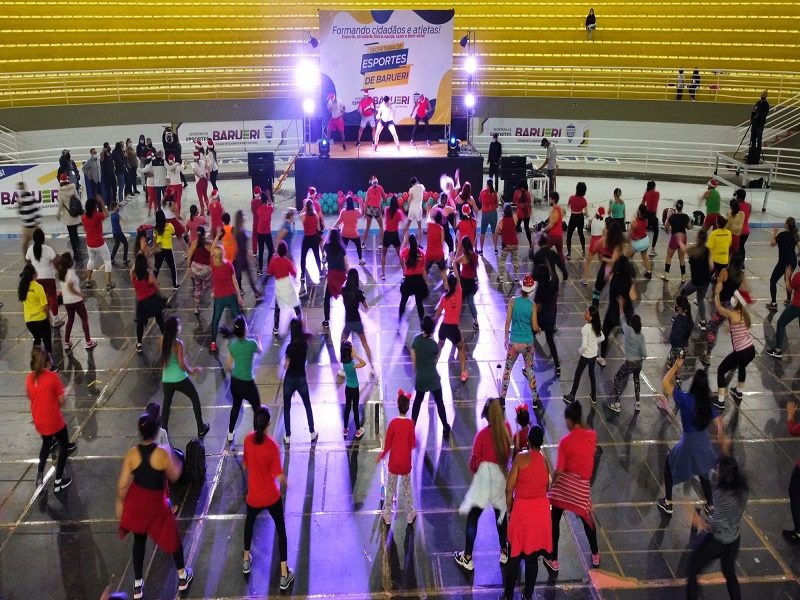 Zumbalada de Natal agitou o ginásio José Corrêa